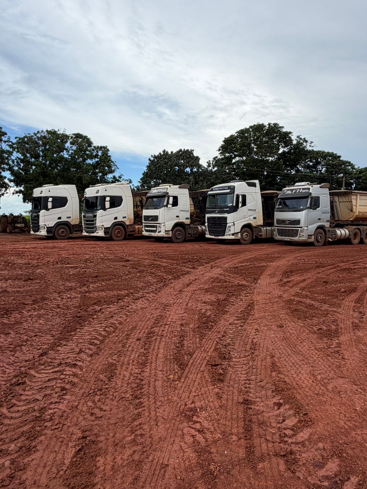 Frota Pressure Transportes - Scania e Volvo FH
